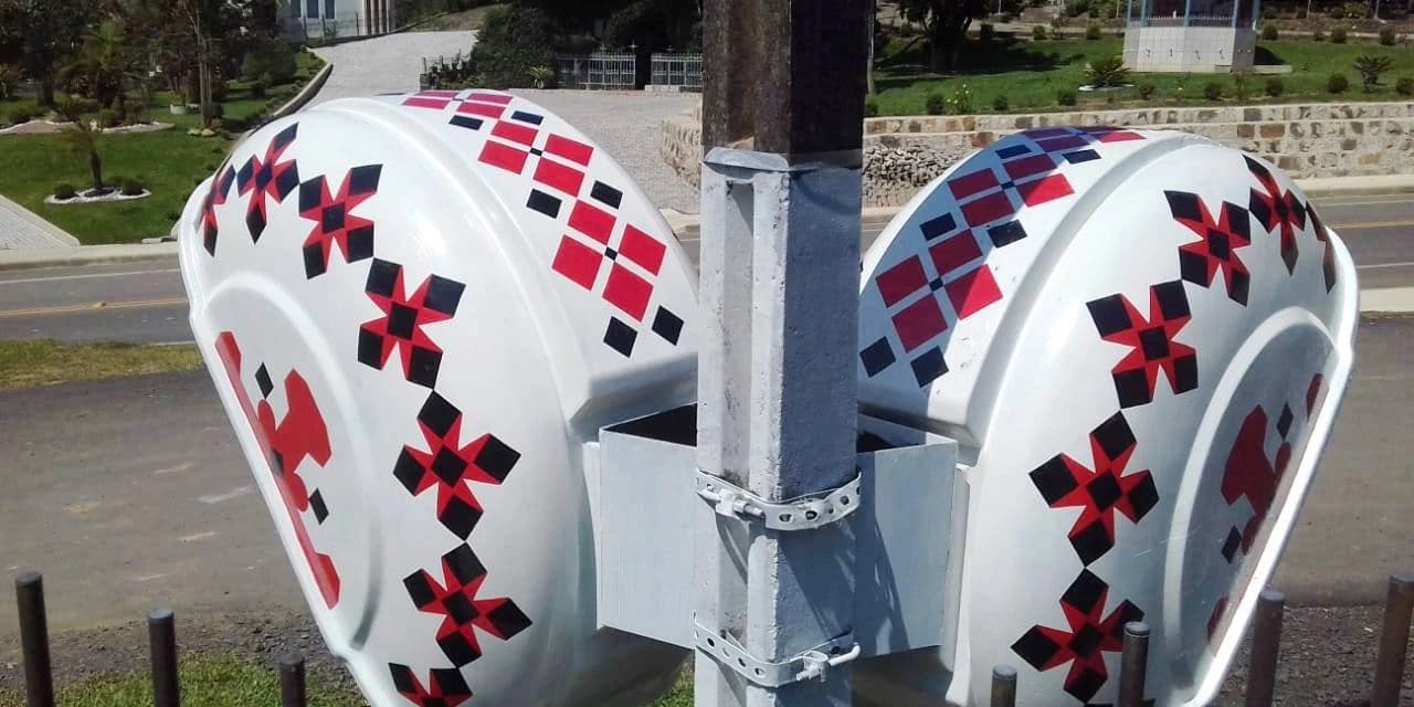 Telefones públicos em Iracema são restaurados com pintura Ucraniana