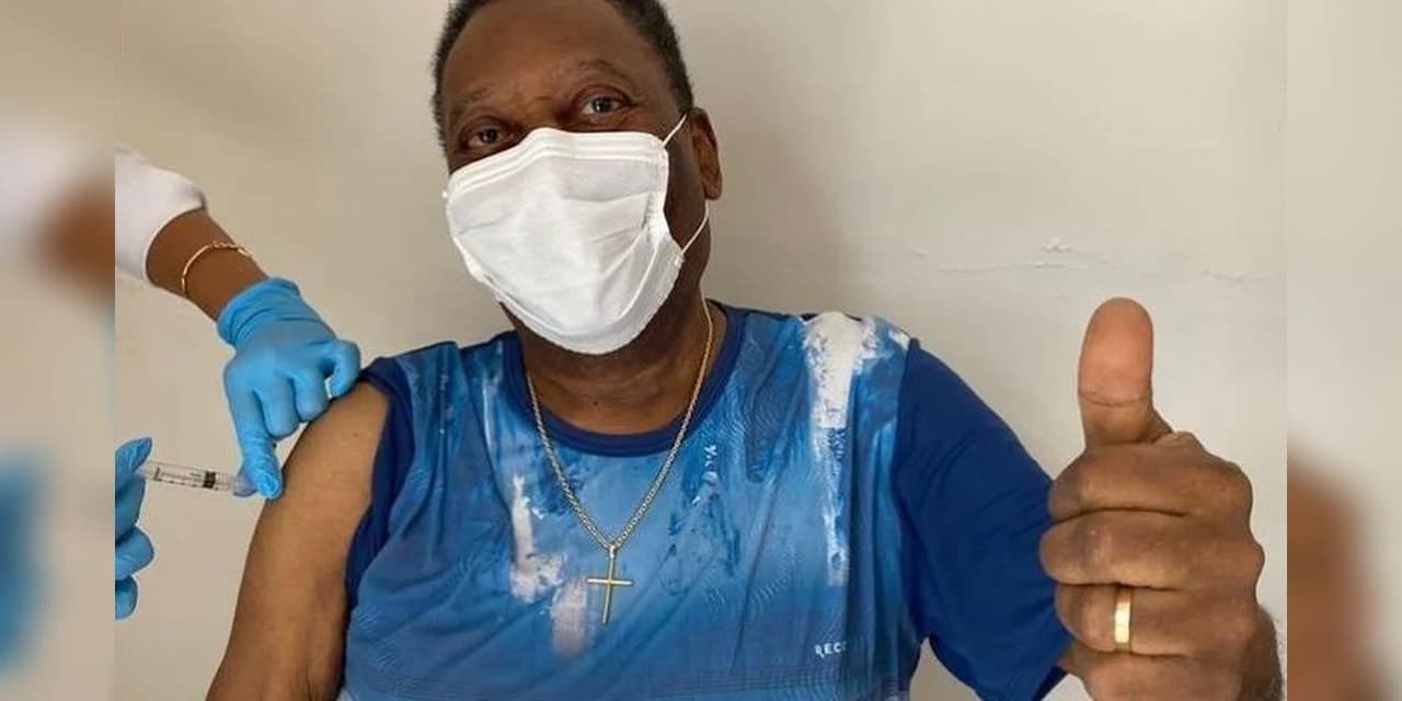 "Dia inesquecível", diz Pelé, 80 anos, ao ser vacinado contra covid-19