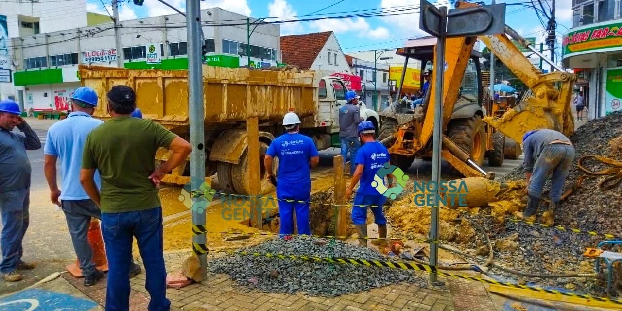 Sanepar substitui antiga rede de esgoto em parte do Centro de Prudentópolis