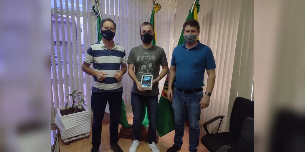 Edvan Eron Lovato foi o vencedor do concurso que escolheu o símbolo comemorativo dos 150 anos do município de Imbituva