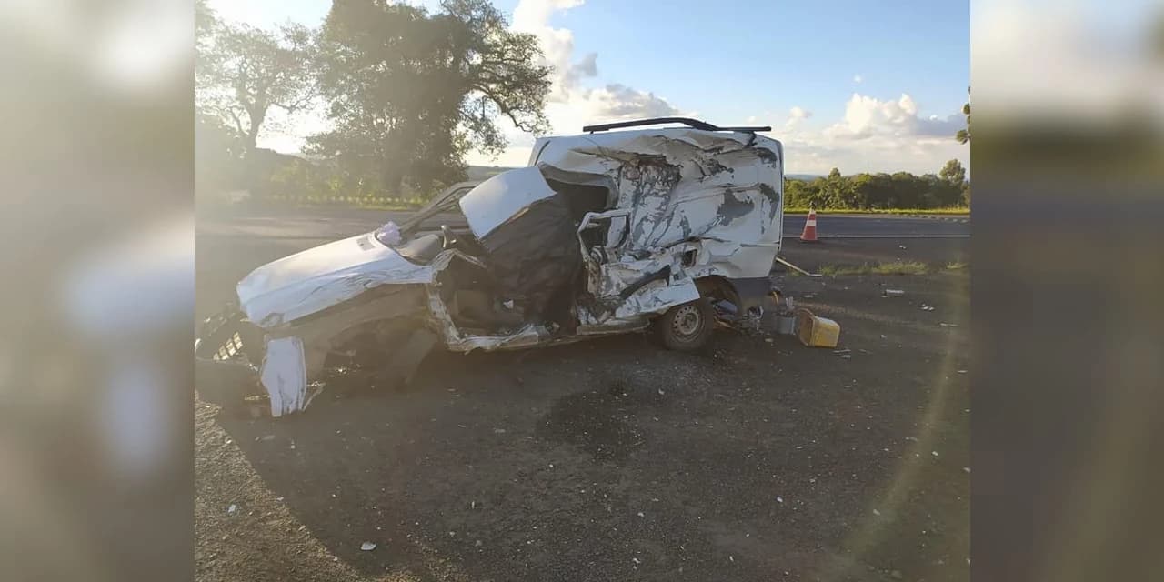 Colisão frontal entre caminhão e automóvel resulta em morte na Br 373 em Ipiranga
