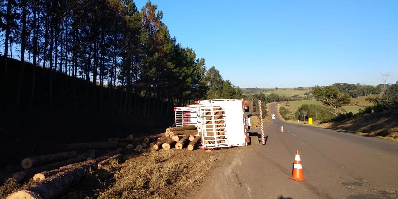 Caminhoneiro fica ferido após tombamento na PR 466, em Pitanga