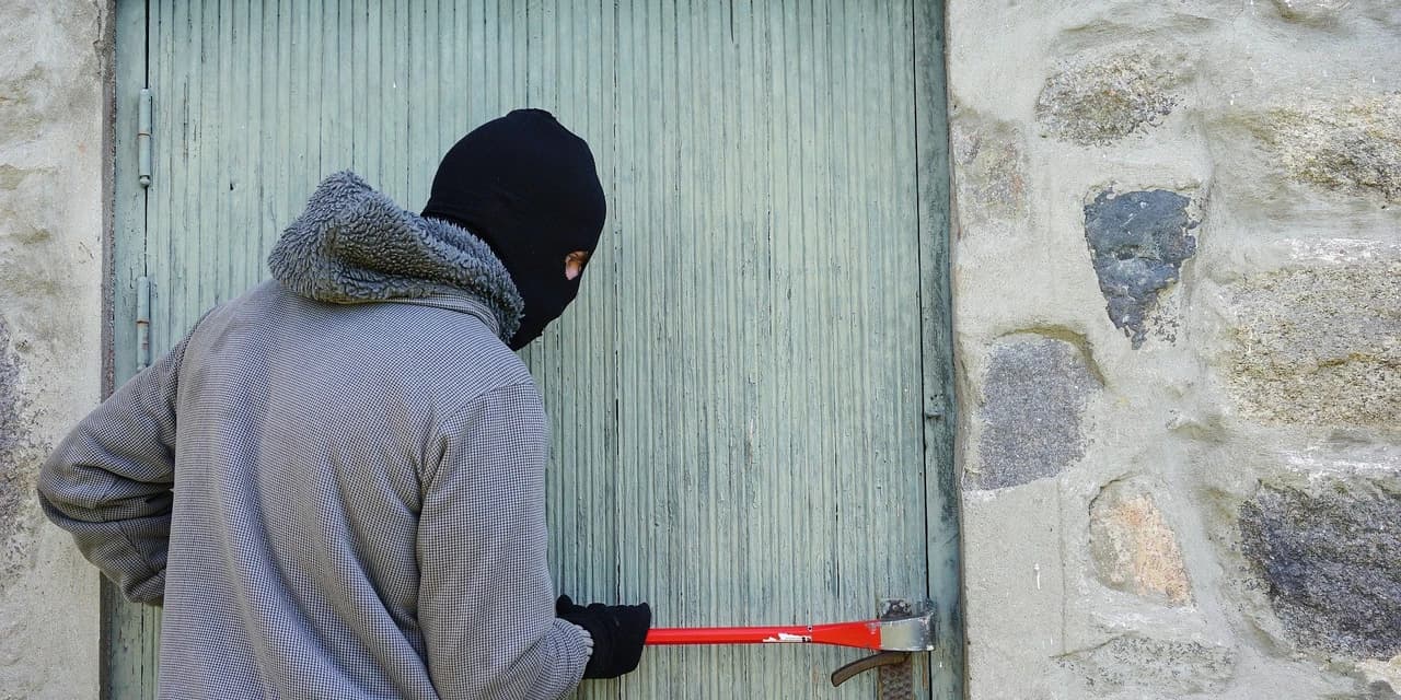 Casal tem casa furtada, em Rebouças