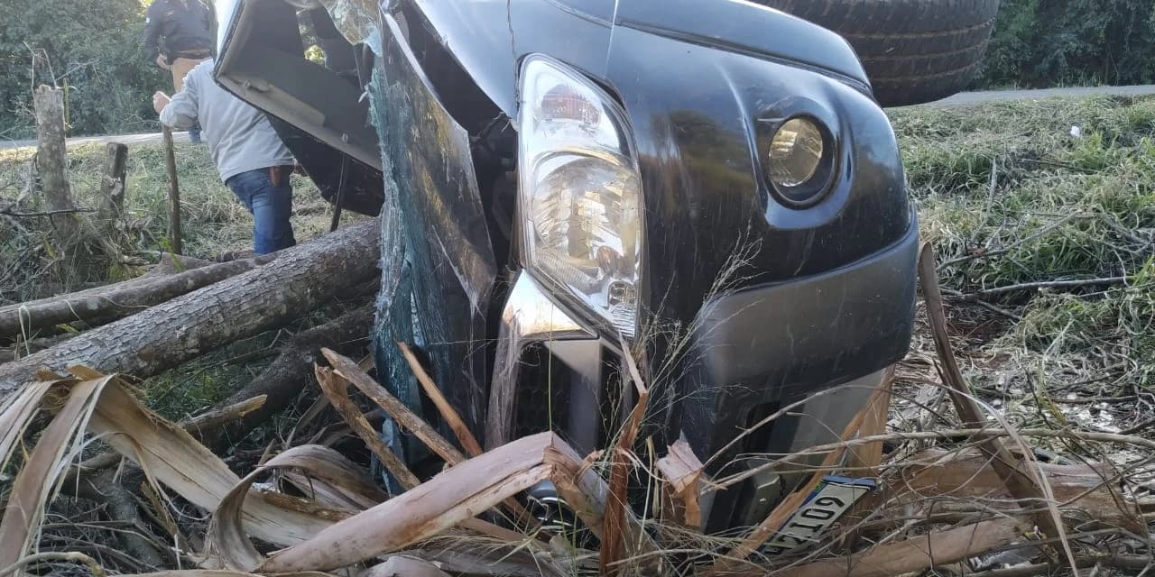 Capotamento na PR 487 deixa dois feridos, em Cândido de Abreu