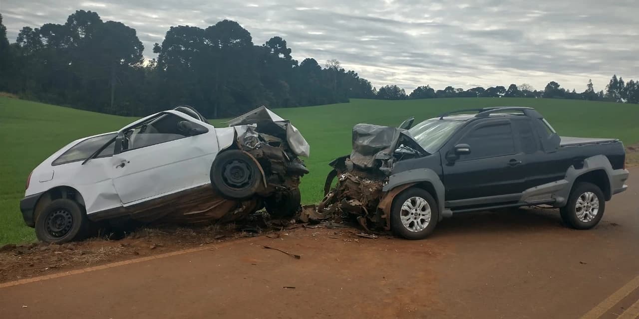 Colisão entre veículos deixa três pessoas feridas, em Campina do Simão