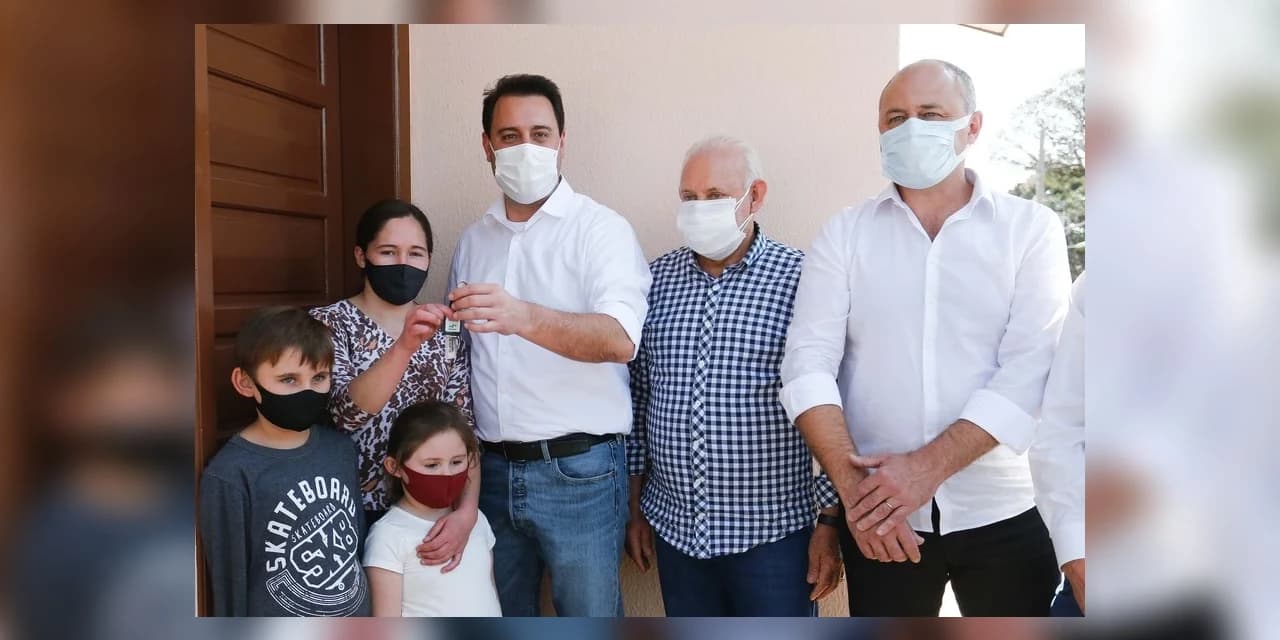 TV NOSSA GENTE: Ratinho Junior e Traiano entregam as chaves da casa própria a 25 famílias de Prudentópolis