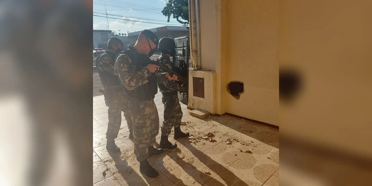 Policiais do 16º Bpm através do pelotão de choque e policiais militares do Pinhão evitam fuga de presos