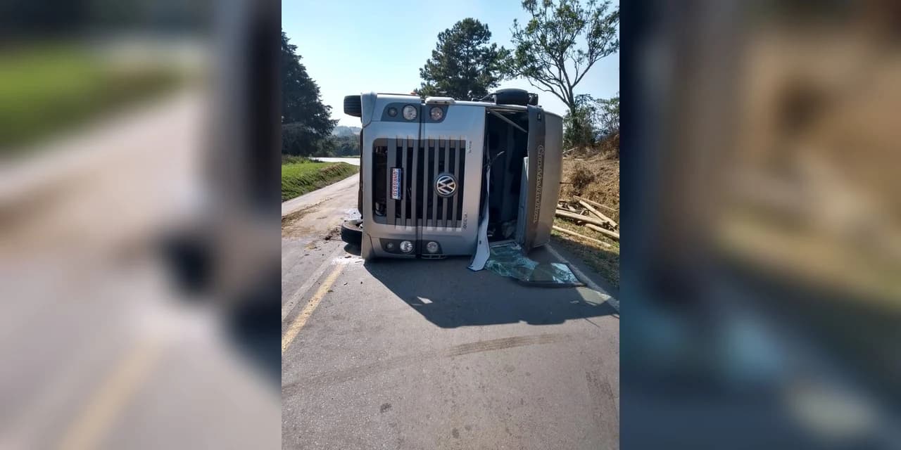 Tombamento deixa caminhoneiro ferido, em Reserva