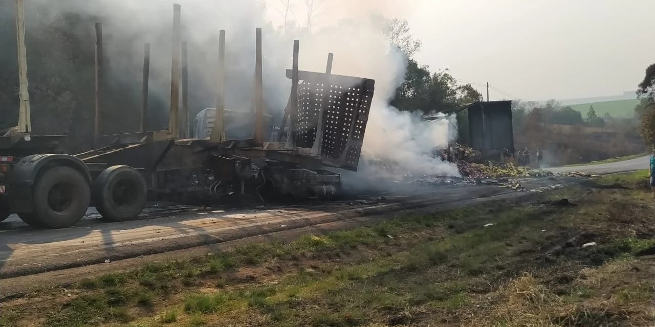 Acidente entre caminhões deixa pista interditada na PR 151