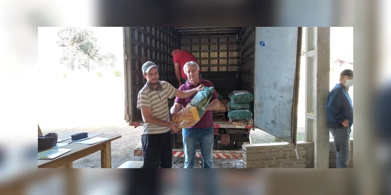Prefeitura de Ivaí entrega 500 sacas de sementes de milho aos pequenos produtores do município