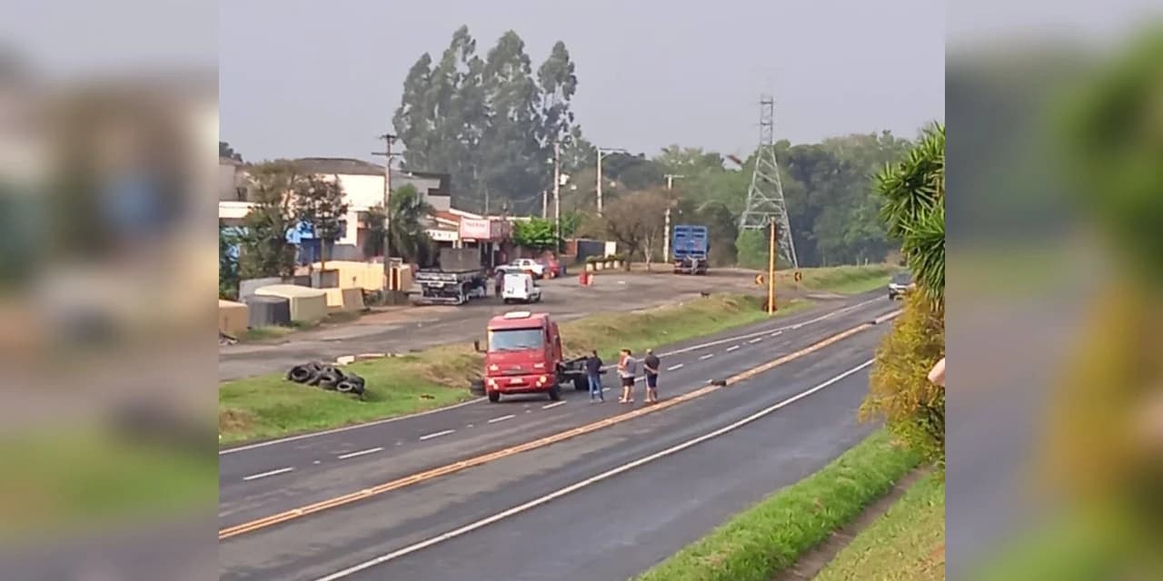 Manifestantes iniciam bloqueio no tráfego da BR 373, em Prudentópolis
