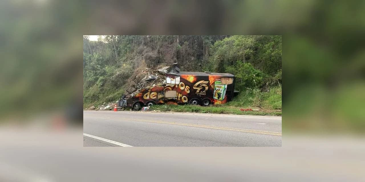 Ônibus da Banda Garotos de Ouro bate contra paredão e vocalista, Airton Machado, morre