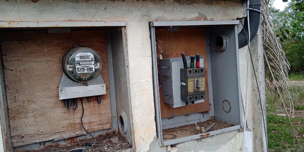 Ladrões furtam 20 metros de fios de energia de aterro sanitário, na localidade Barra Grande