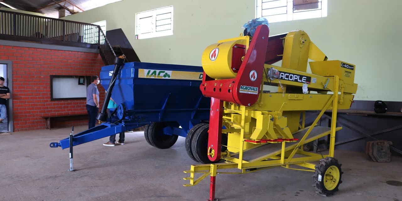 Prefeito Osnei Stadler entrega maquinários para Associação de Agricultores e Produtores Unidos de Barra Bonita