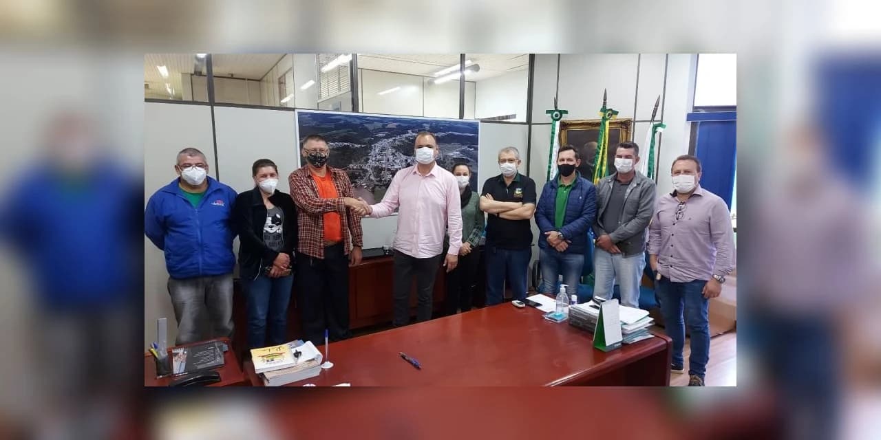 Prefeito de Teixeira Soares assina escritura para compra de terreno destinado à construção de moradias populares