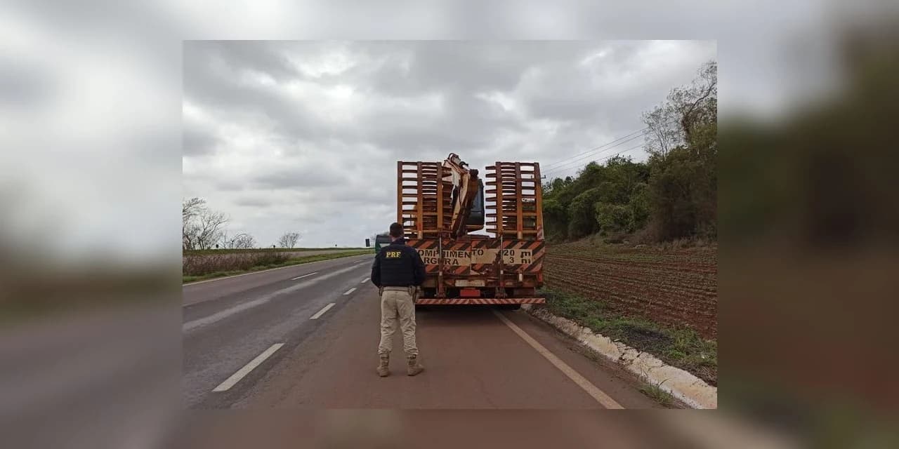 PRF impede transporte de escavadeira de 19 toneladas, em Toledo