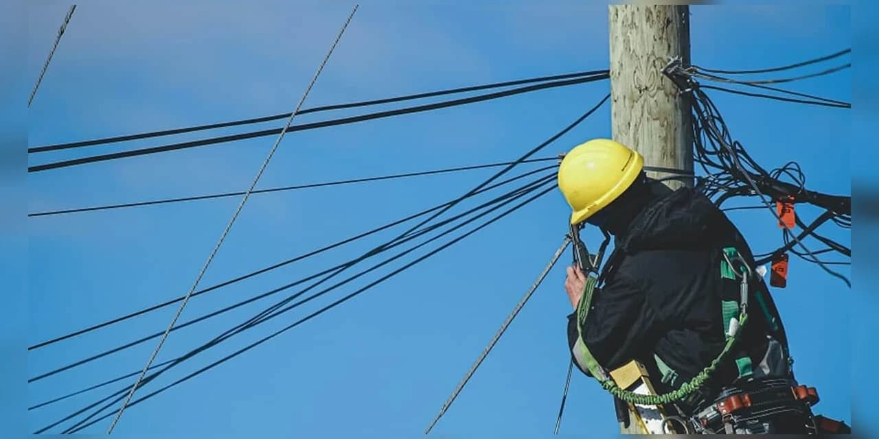 Caminhão causa danos nos fios de energia elétrica na Avenida Visconde de Guarapuava