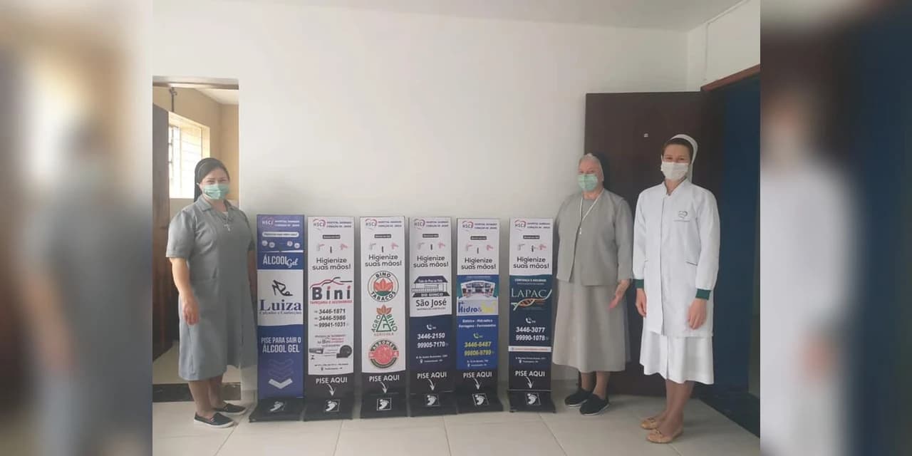 Hospital Sagrado Coração de Jesus recebe doação de totens para álcool em gel