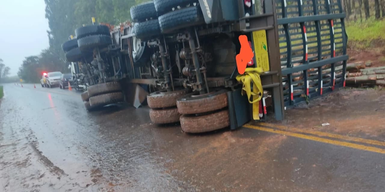 PRE registra tombamento de caminhão em Santa Maria do Oeste