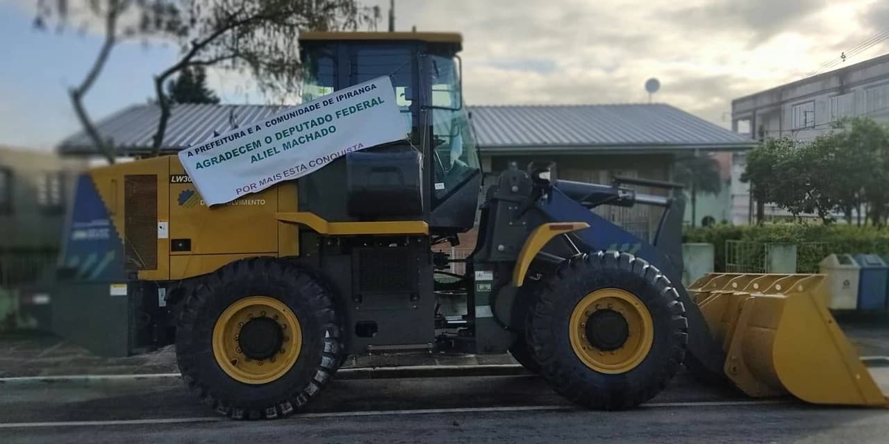 Deputado Federal Aliel Machado entrega pá carregadeira para Ipiranga