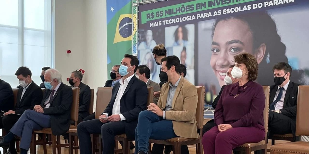 Cristina Silvestri participa de evento da Educação onde foram entregues 10 mil computadores