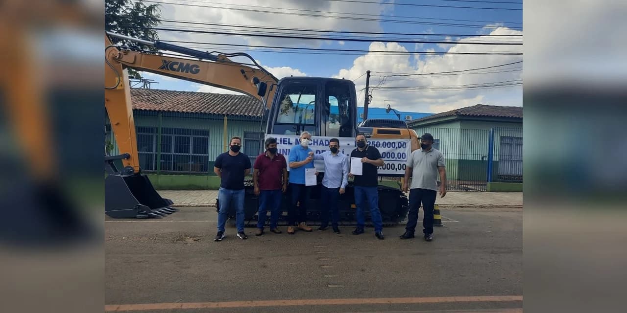 Ivaí recebe escavadeira hidráulica por meio de emenda do Dep. Federal Aliel Machado