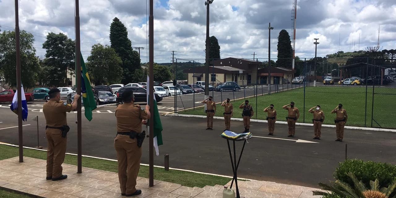 Policiais do 16º BPM realizam solenidade em comemoração ao Dia da Bandeira, em Guarapuava