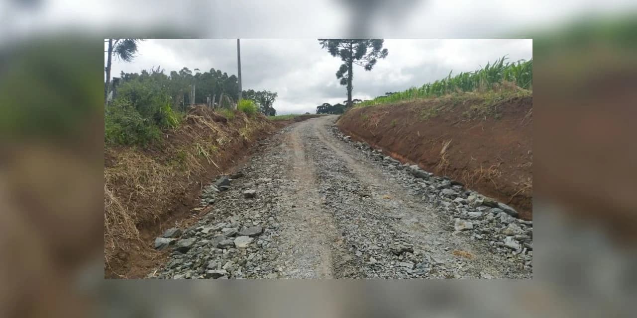 Guamiranga realiza cascalhamento nas estradas rurais da comunidade de Queimadas