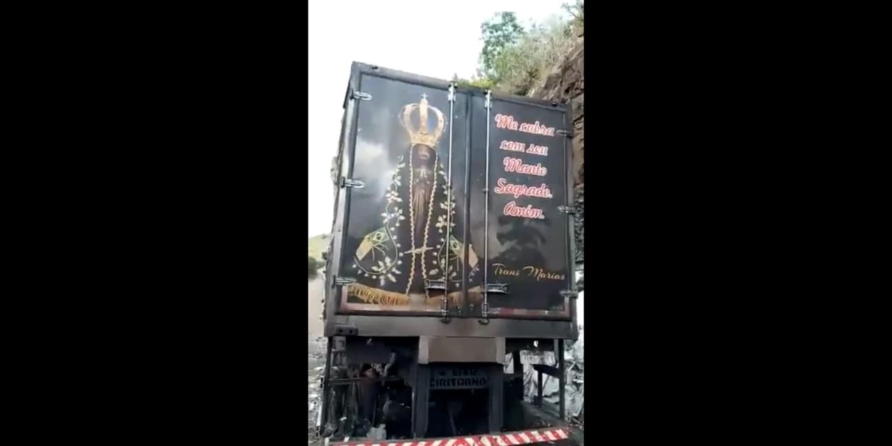 Imagem de Nossa Senhora Aparecida fica intacta após caminhão ser consumido por chamas