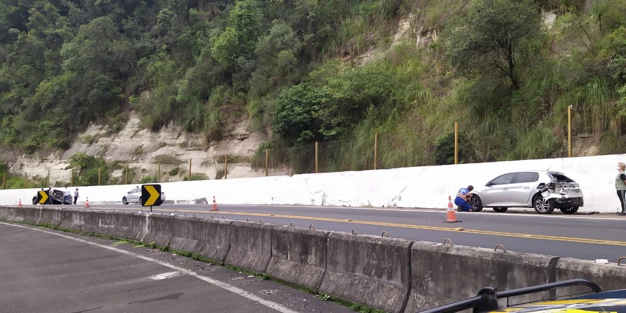 PRF registra colisão entre caminhão e carros na Serra da Esperança