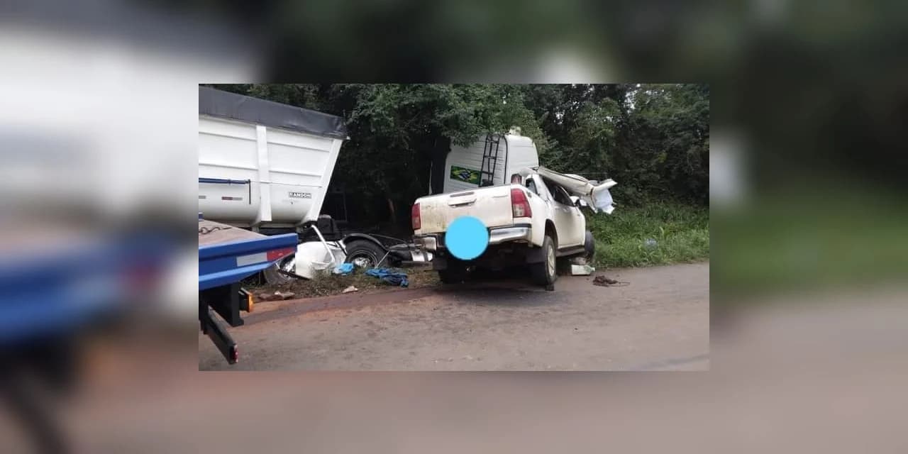 Colisão frontal envolvendo uma camionete Hilux e um caminhão Volvo com placas de Prudentópolis na Pr 170 em Guarapuava