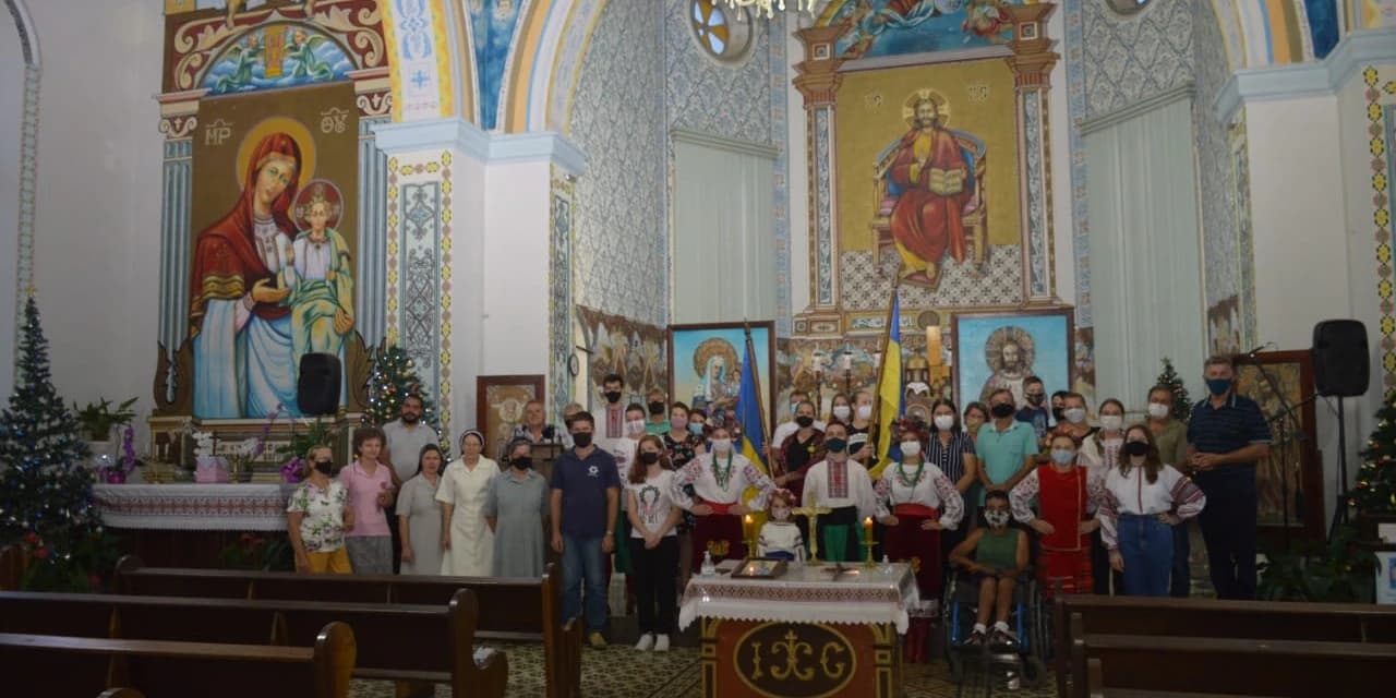 Descendentes de imigrantes ucranianos de Mallet rezam pela paz na Ucrânia