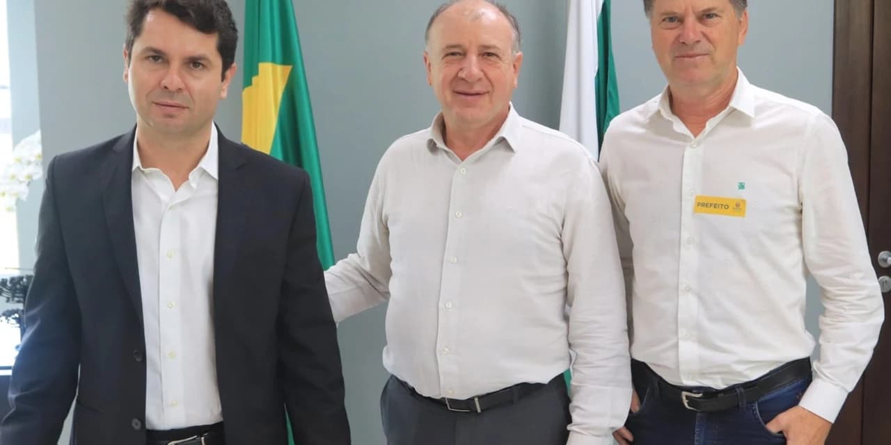 Prefeito de Imbituva Celso Kubaski visita o chefe da Casa Civil João Carlos Ortega.