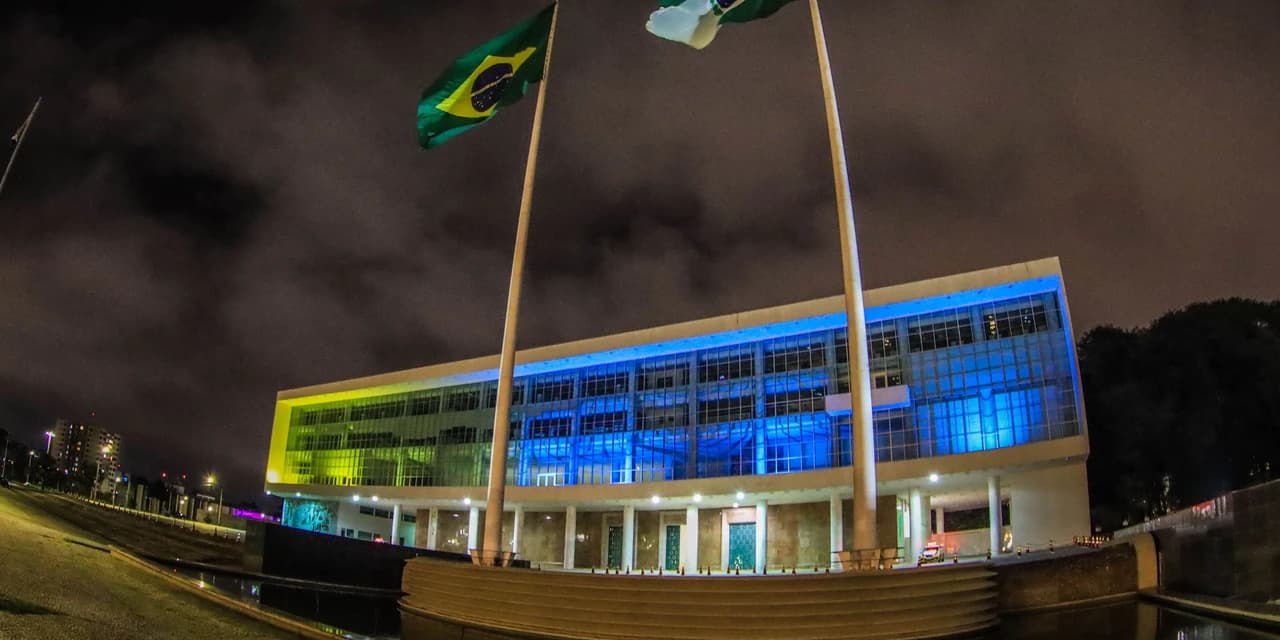 Palácio Iguaçu é iluminado com as cores da Ucrânia