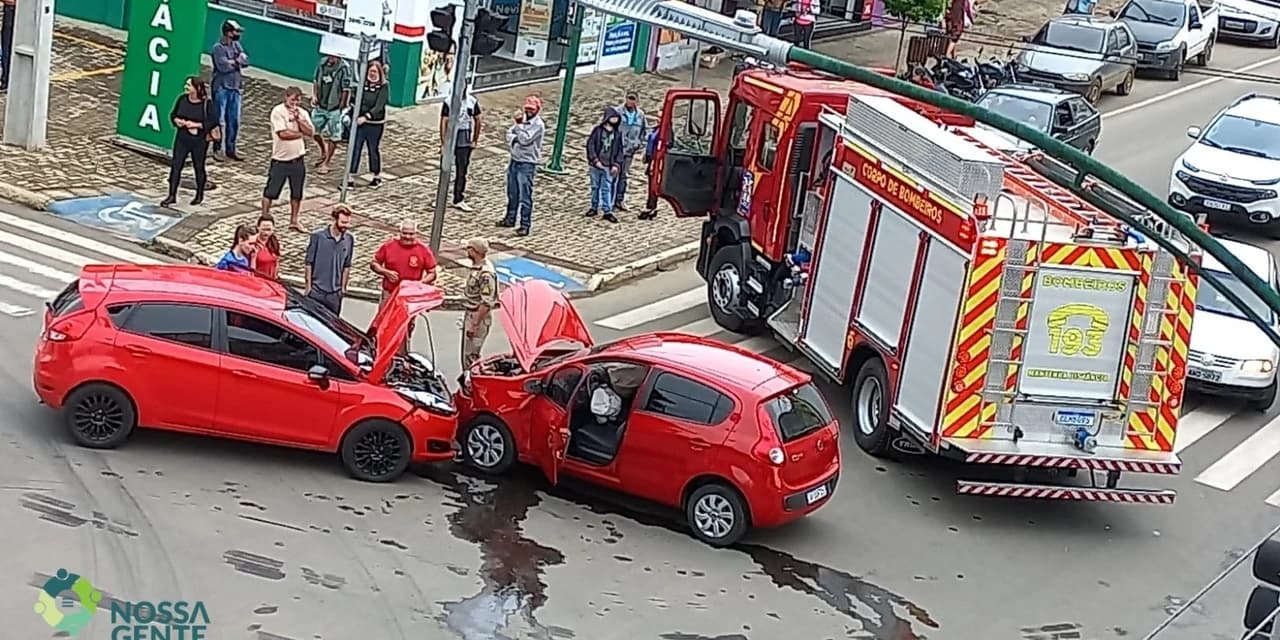 Acidente entre carros é registrado na Av. São João