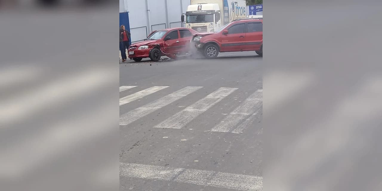 Acidente entre carros é registrado no Centro de Prudentópolis