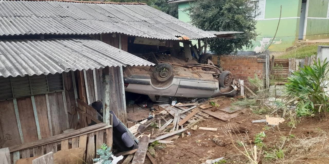 Carro capota e atinge residência, em Guarapuava