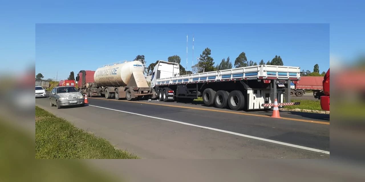 Colisão entre caminhões é registrada na BR 277, próximo ao Guará