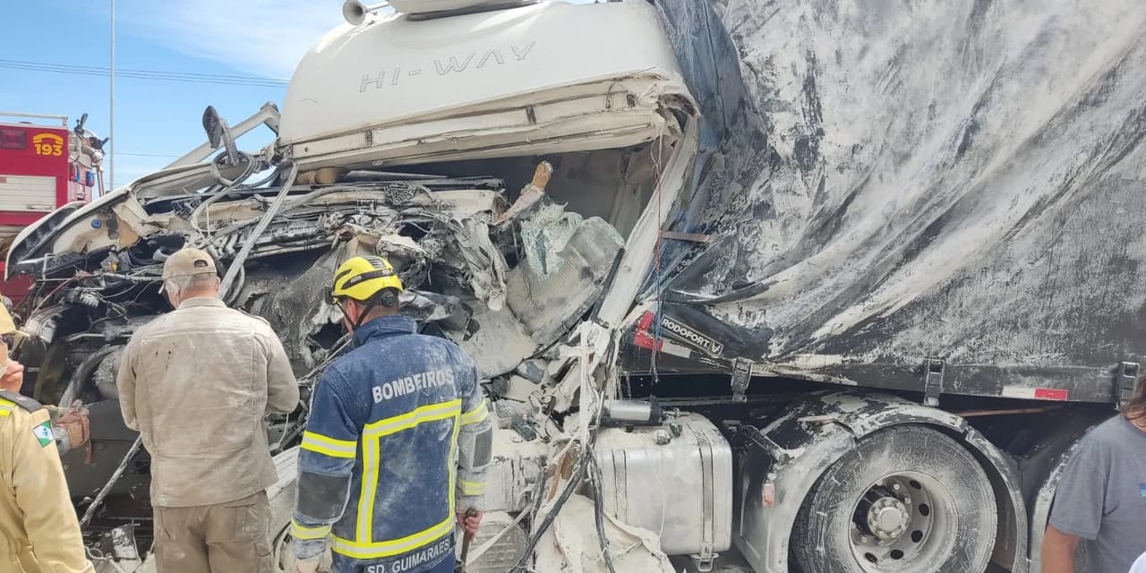 Acidente entre caminhões deixa motorista encarcerado na BR 277, em Guarapuava