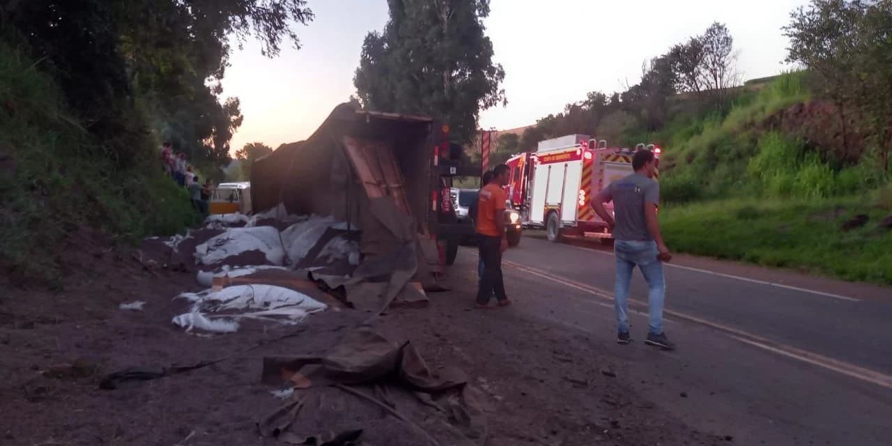 Colisão entre kombi e caminhão deixa dois mortos, em Pitanga