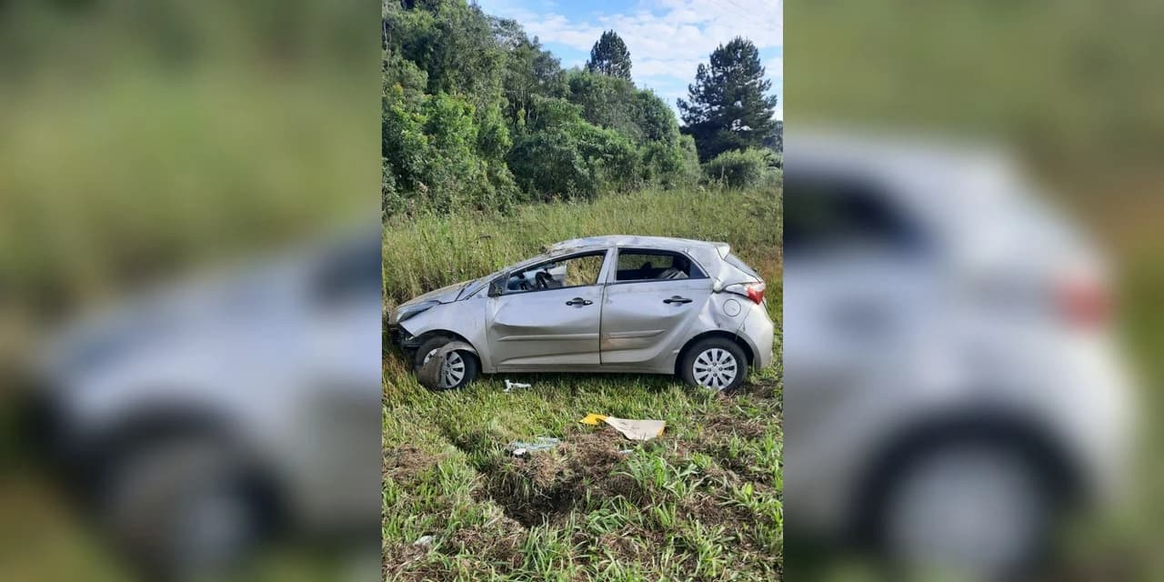 Capotamento deixa dois feridos na PR 151, em Castro