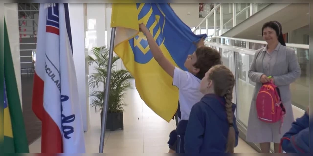 Crianças ucranianas são recepcionadas no 1° dia de aula no Colégio Imaculada, em Prudentópolis