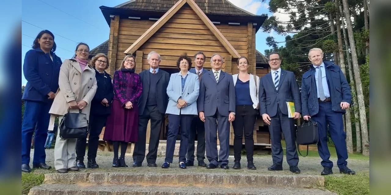 Embaixadora da França visita Memorial Ucraniano em Curitiba