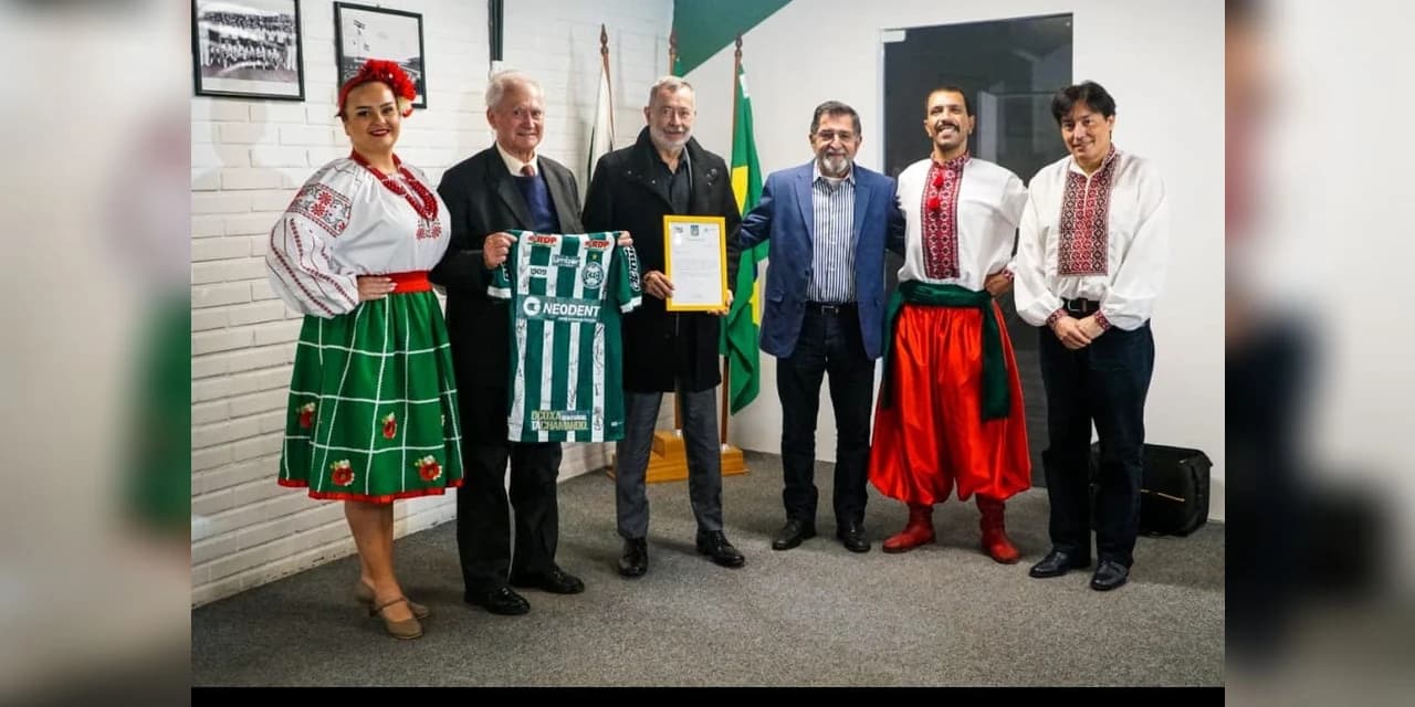 Coritiba F.C doa camisa oficial do clube para Representação Central Ucraniana Brasileira