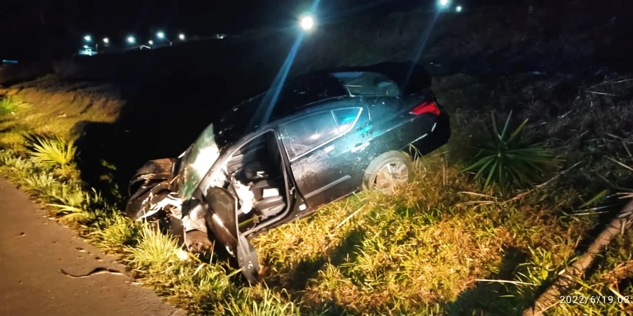 Jovem sofre ferimentos leves após veículo colidir com um poste na BR-373 em Prudentópolis
