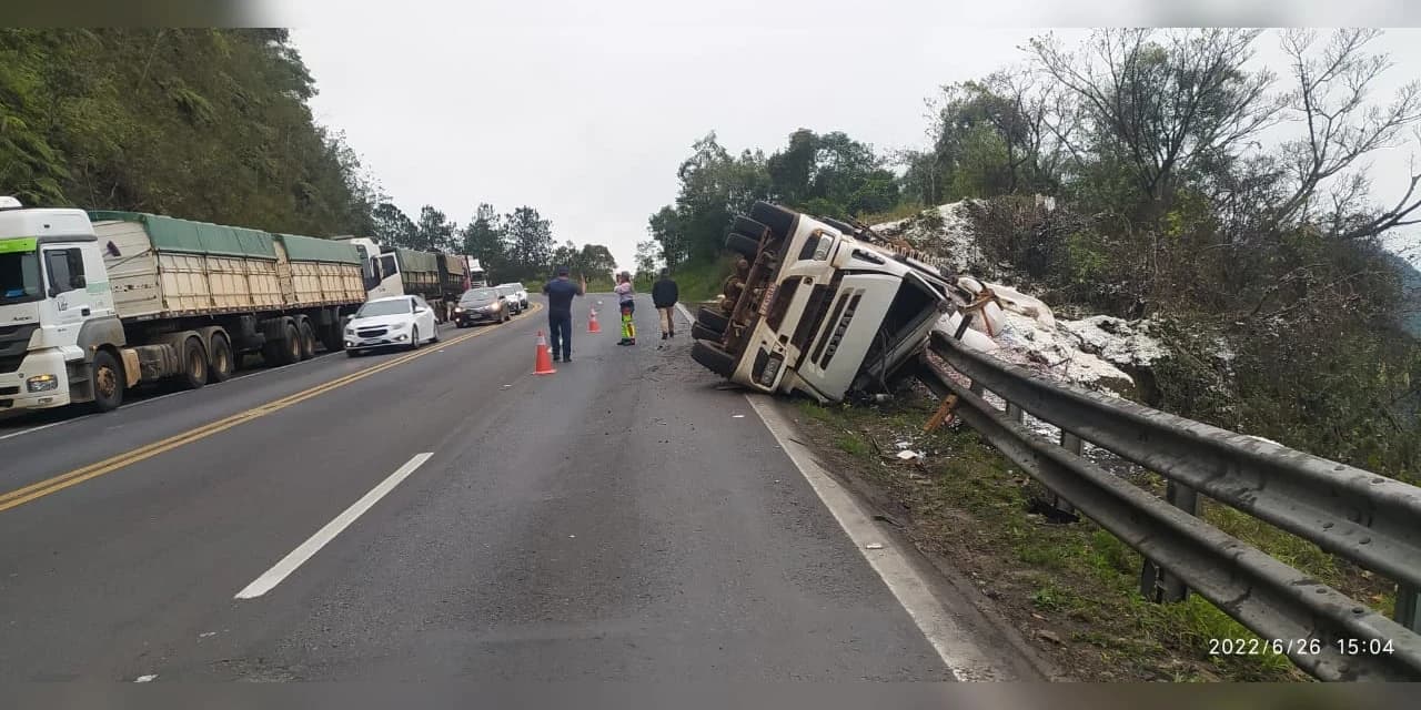 Caminhão carregado de reciclável tombou na BR-277 em Prudentópolis