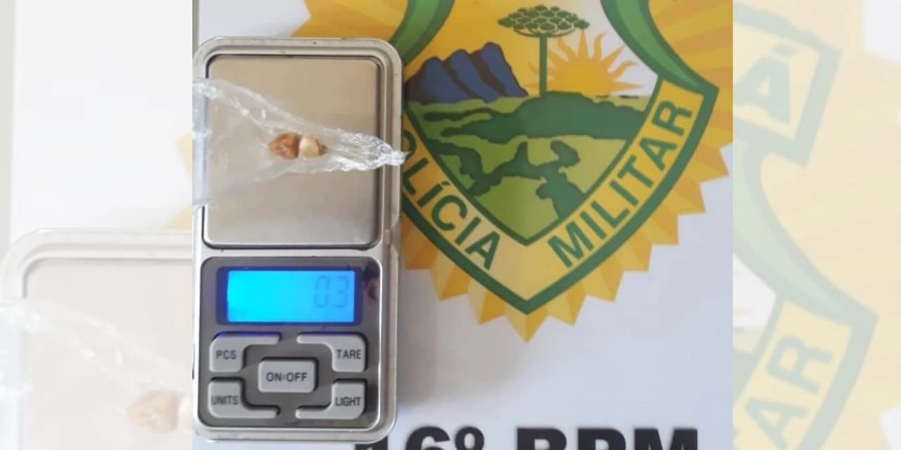 Polícia aborda sujeito e apreende crack escondido em boné, na Vila da Luz