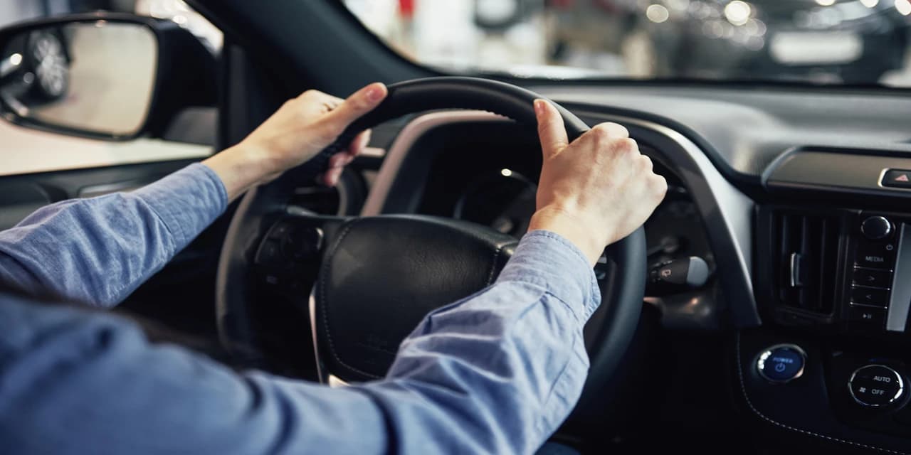 No centro de Prudentópolis motorista de veículo Gol bate em carro estacionado e foge