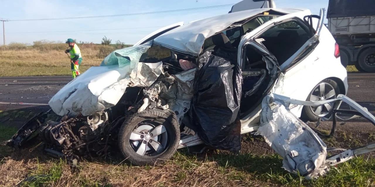 Colisão frontal entre carro e caminhão na BR 277 em Palmeira deixa dois mortos e outras duas gravemente feridas
