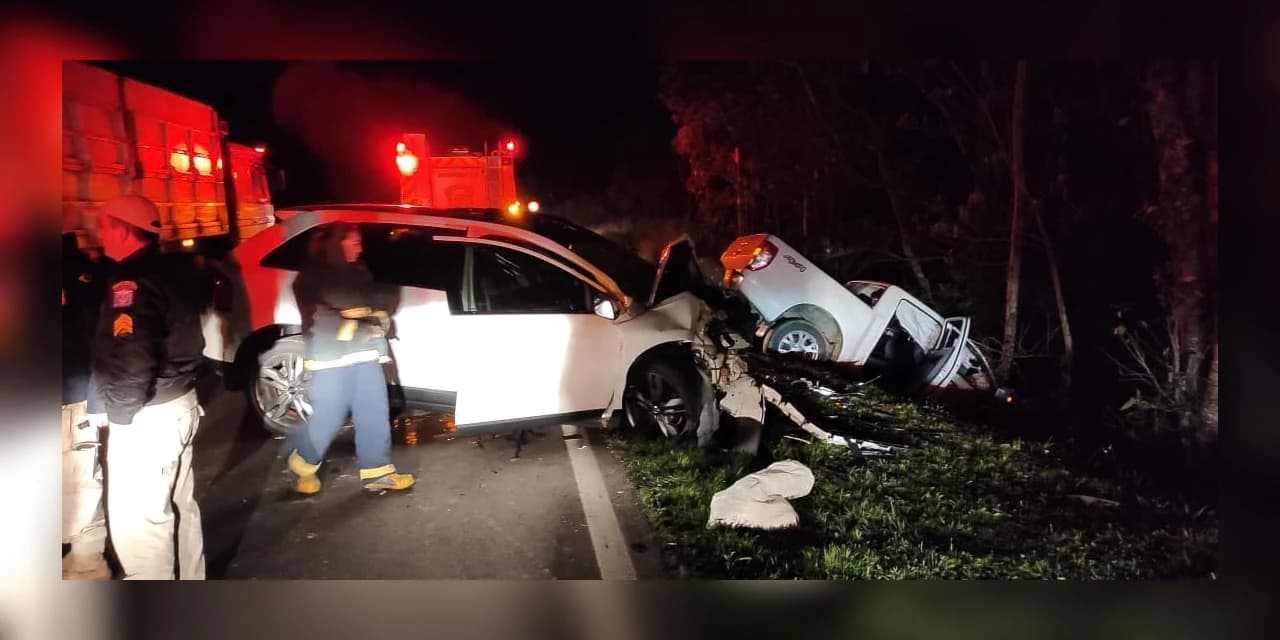 Colisão frontal na BR 277 em Prudentópolis deixa três feridos na noite dessa sexta (19)